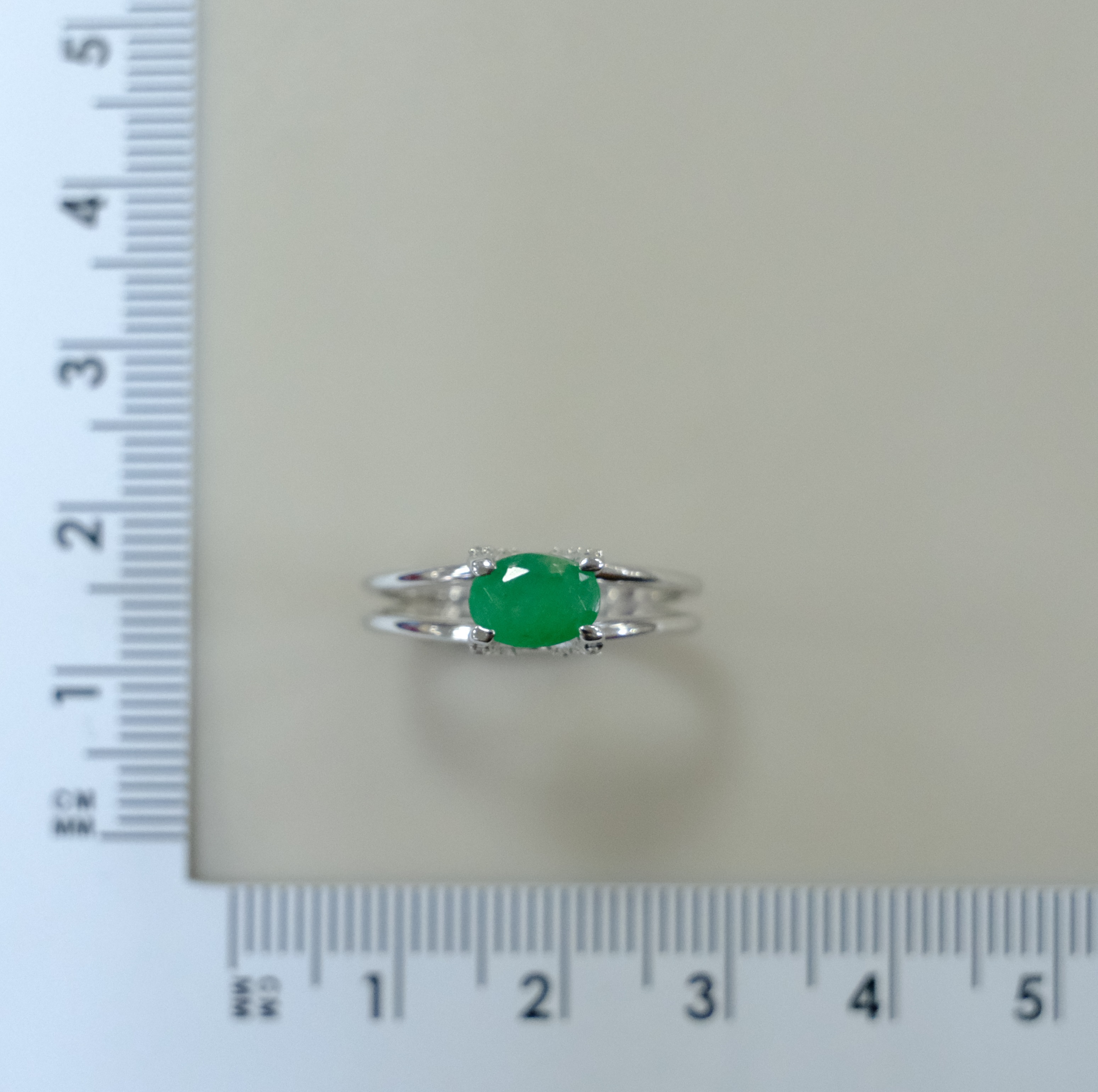 Серебряное кольцо с изумрудом
